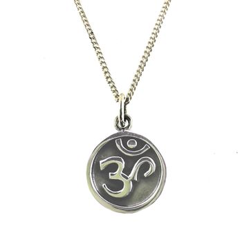 Colgante Oṃ de plata con grabado - 1772
